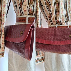 Pochette tissée vintage des années 70 Etienne Aigner, doublure signature bourgogne sang de boeuf