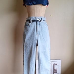 vintage Guess light wash mom jeans high waisted size 28