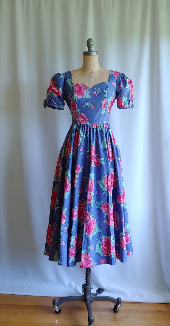 Vintage Laura Ashley Dress Roses in Full Bloom Dress Rare Collectable Dress  Floral Cotton Full Skirt Dress US Size Small 6 