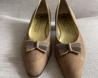 Bruno Magli Wildleder Pumps in taupe mit wenig Absatz und Schleifchen 8 1/2 AA schmal