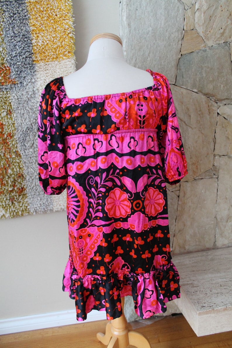 Betsy Johnson Silk Mod Print Dress Empire Off Shoulder Mini Dress Size 4 Bohemian Ruffle Hem Dress