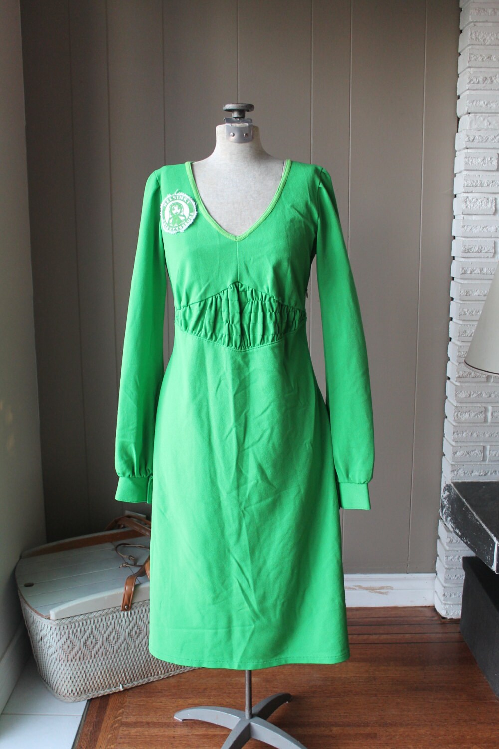 Jaren 70 mod neon groen poly gebreide Ivana Helsinki Scandinavische Finland Finse nieuwigheid jurk Marimekko Helsinki Friendship Club pin, klein medium