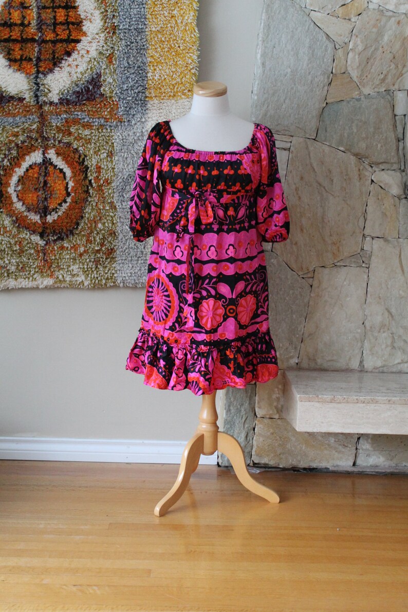 Betsy Johnson Silk Mod Print Dress Empire Off Shoulder Mini Dress Size 4 Bohemian Ruffle Hem Dress