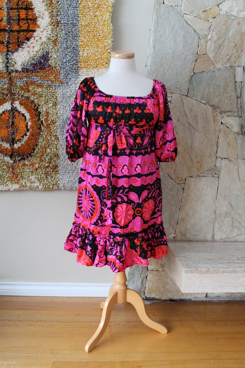 Betsy Johnson Silk Mod Print Dress Empire Off Shoulder Mini Dress Size 4 Bohemian Ruffle Hem Dress