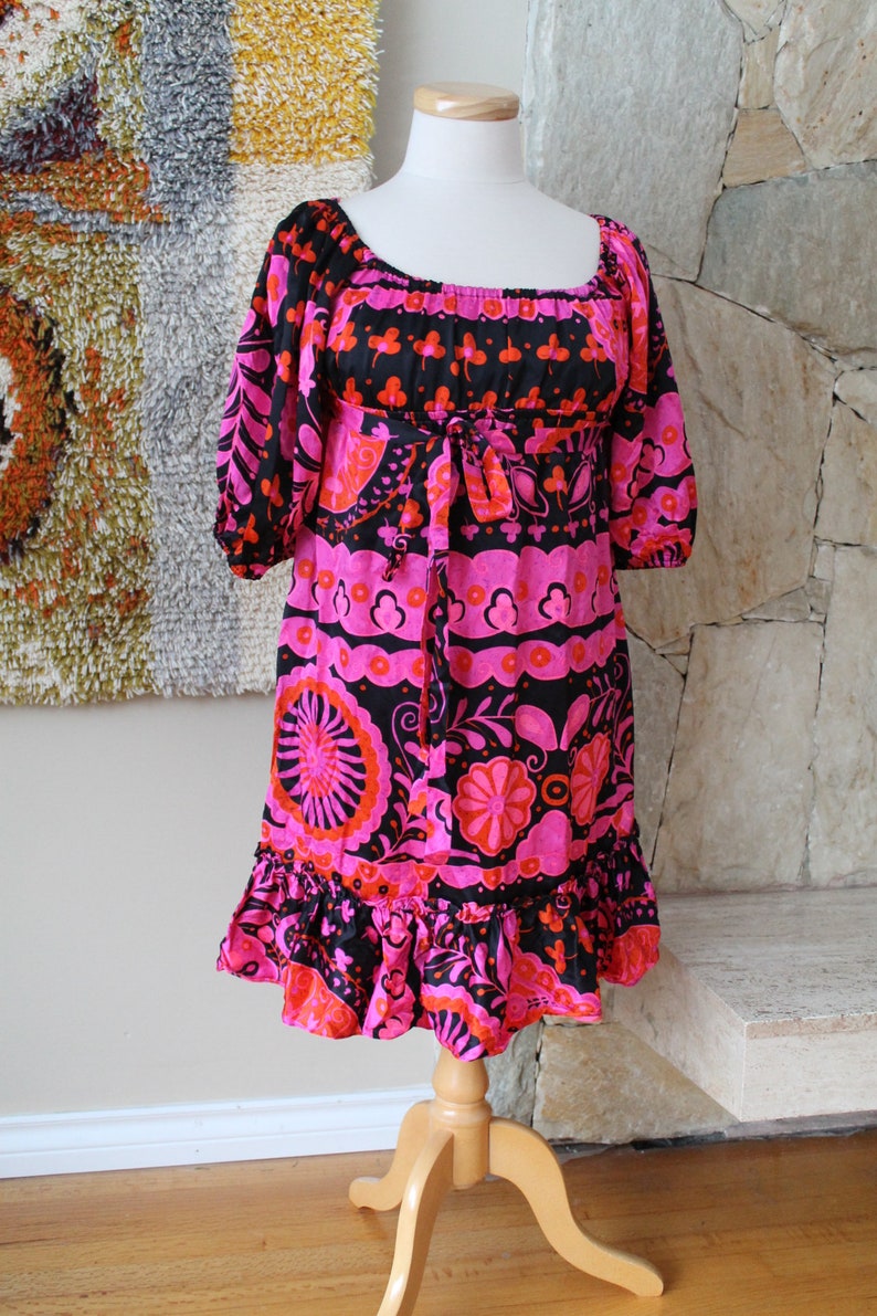 Betsy Johnson Silk Mod Print Dress Empire Off Shoulder Mini Dress Size 4 Bohemian Ruffle Hem Dress