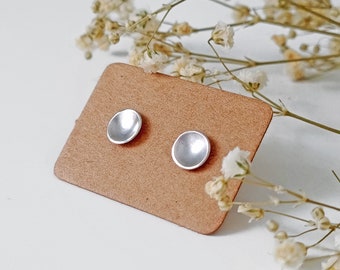 Boucles d’oreilles Minimal Concaved Disc Stud - Eco Recycled Sterling Silver - Boucles d’oreilles rondes minimalistes - Dainty Circle Studs - Fait main