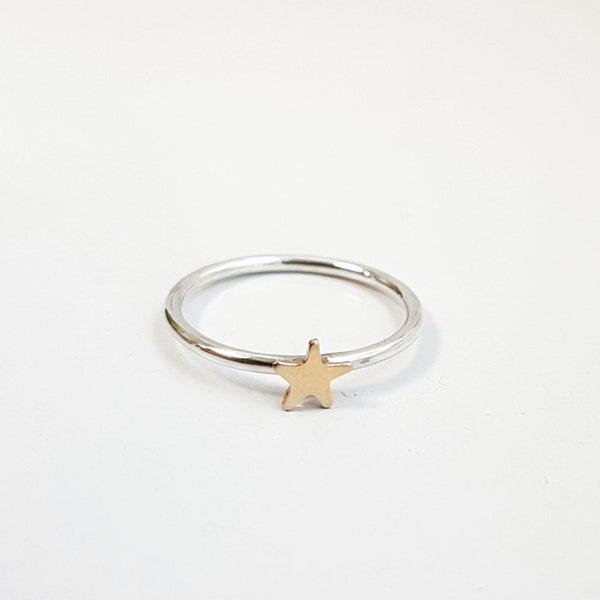 Pequeña estrella de oro y anillo de plata de ley, anillo apilador celestial, anillo apilador delicado, lindos regalos hechos a mano para ella, regalos mínimos para amigos