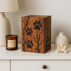 Ręcznie robiona drewniana urna dla zwierząt z fraktalnym wzorem palenia i odciskiem łapy