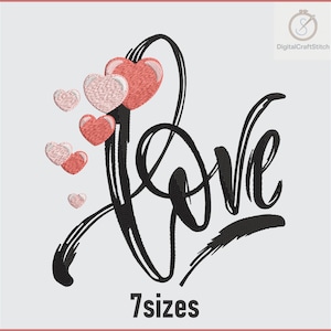Peut inclure: Motif brodé avec le mot "Love" en écriture cursive, accompagné de cœurs roses et rouges. Le design comprend le texte "7 sizes".