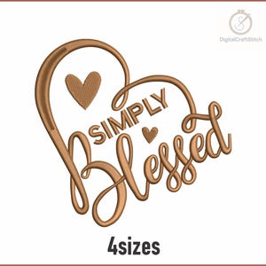 Pode incluir: Um desenho bordado castanho com as palavras "SIMPLY Blessed" em itálico, dois pequenos corações e um contorno em forma de coração. O texto "4 sizes" está na parte inferior. O desenho está sobre um fundo branco.