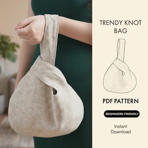 Puede incluir: Bolso anudado beige con textura de lino y asa. El bolso lo sostiene una persona. El texto de la imagen dice "TRENDY KNOT BAG", "PDF PATTERN", "BEGINNERS FRIENDLY" y "Instant Download".