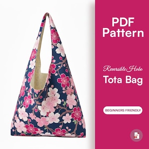 Może przedstawiać: Odwracalna torba hobo w kolorze granatowym z kwiatowym wzorem różowych i białych kwiatów wiśni. Torba ma trójkątny kształt i pojedynczy pasek. Na zdjęciu widnieje napis "PDF Pattern" i "Reversible Hobo Tota Bag".