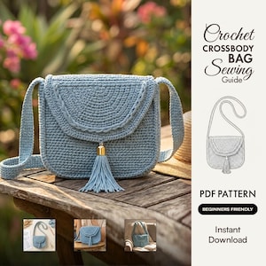 Könnte beinhalten: Hellblaue gehäkelte Umhängetasche mit langem Riemen und dekorativem Quastenanhänger. Die Tasche hat eine geschwungene Klappe und wird auf einer Holzoberfläche präsentiert. Der Text auf dem Bild lautet "Crochet Crossbody Bag Sewing Guide" und "PDF Pattern".