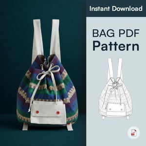 Könnte beinhalten: Ein farbenfroher Rucksack mit Kordelzug, weißer Tasche und Trägern. Die Tasche hat ein Muster aus blauen, grünen und lila Streifen. Der Text "Instant Download" und "BAG PDF Pattern" ist auf der rechten Seite zu sehen.