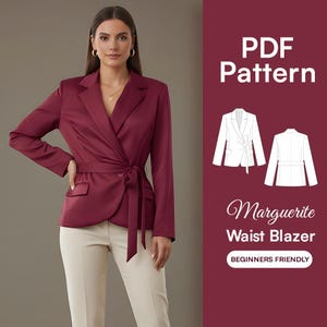 Op de afbeelding: Een bordeauxrode wikkelblazer met een striksluiting, gecombineerd met een beige broek. De afbeelding bevat een PDF-patroongrafiek met de tekst "PDF Pattern" en "Marguerite Waist Blazer". De tekst "Beginners Friendly" is ook zichtbaar.