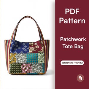 Puede incluir: Un bolso tote patchwork con una variedad de cuadrados de tela estampada en azul, verde, amarillo y rojo. El bolso tiene asas a rayas y el texto "PDF Pattern Patchwork Tote Bag" es visible.