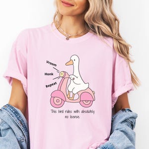 Funny Goose Woman T-shirt Silly Animal Sarcastic Tee Shirt Viral Goose T-shirt Trendy Goose Humor Shirt Chaotic Goose Design