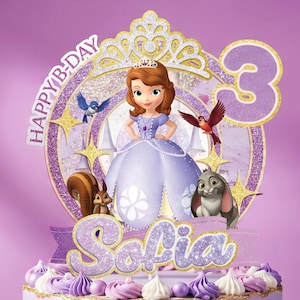 Peut inclure: Un décor de gâteau violet représentant le personnage Sofia, une couronne et le chiffre 3. Le décor comprend le texte "Happy B-Day" et "Sofia". Le gâteau est décoré de glaçage violet et de volutes décoratives.