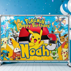 Può includere: Un colorato banner di compleanno con la scritta "Pokémon Happy Birthday!" e il nome "Noah". Il banner mostra vari personaggi Pokémon, tra cui Pikachu, e un grande numero "3". Lo sfondo è blu con decorazioni a stella.