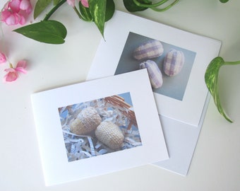 Tarjetas de felicitación de Pascua con forma de huevo amarillo y morado, interior en blanco, hechas a mano artesanalmente, imprimibles, descargables en PDF, tarjetas originales de arte textil y de fibra.