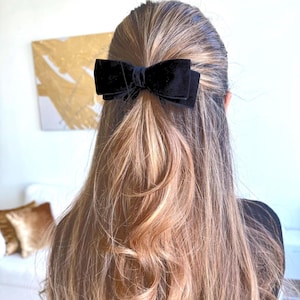 ハンドメイドのブラックベルベットのリボンバレッタ：フレンチスタイルのヘアクリップ