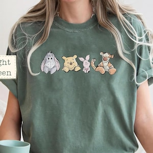 Comfort Colors® くまのプーさんと仲間たちのシャツ、ビンテージ ティガー ピグレット イーヨー T シャツ、かわいいディズニー プーさん シャツ、家族旅行 T シャツ