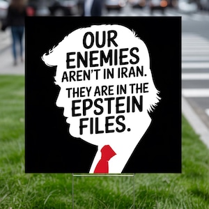 Puede incluir: Un letrero cuadrado de jardín con la silueta blanca de la cabeza y el cabello de una persona sobre un fondo negro. El texto dice: OUR ENEMIES AREN'T IN IRAN. THEY ARE IN THE EPSTEIN FILES. Una pequeña forma de corbata roja es visible abajo.