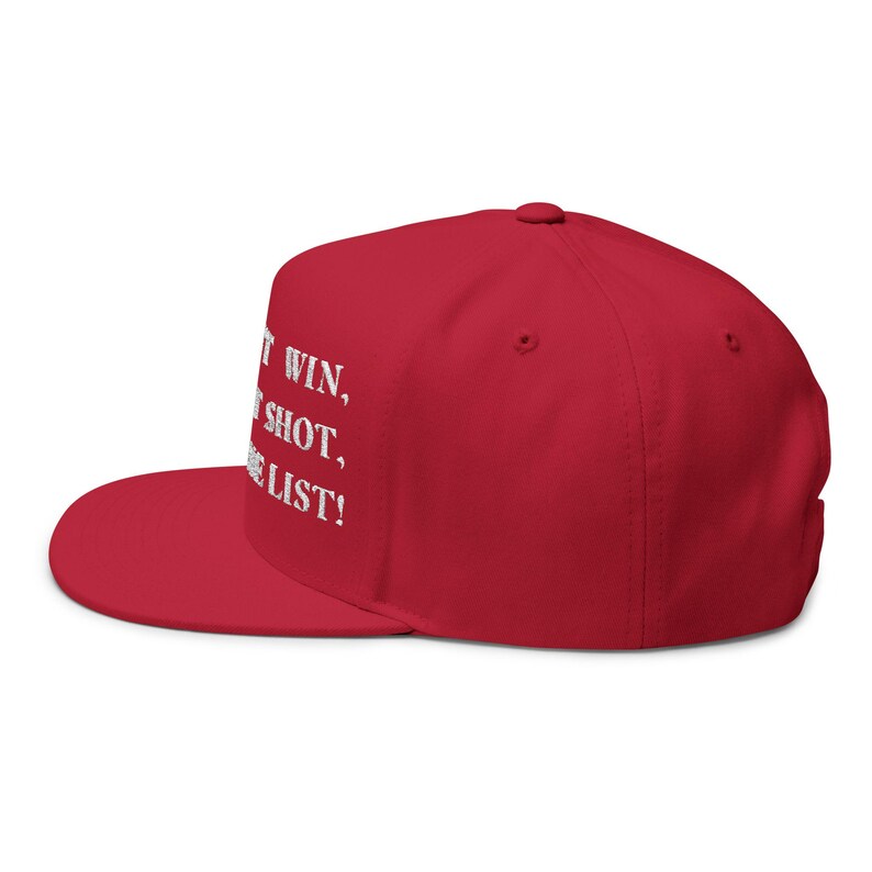 Gorra plana bordada. No ganó. No le dispararon. Está en la lista. Roja. Burlándose de Trump. Estilo MAGA. Equipo de protesta perfecto. Declaración satírica. imagen 10