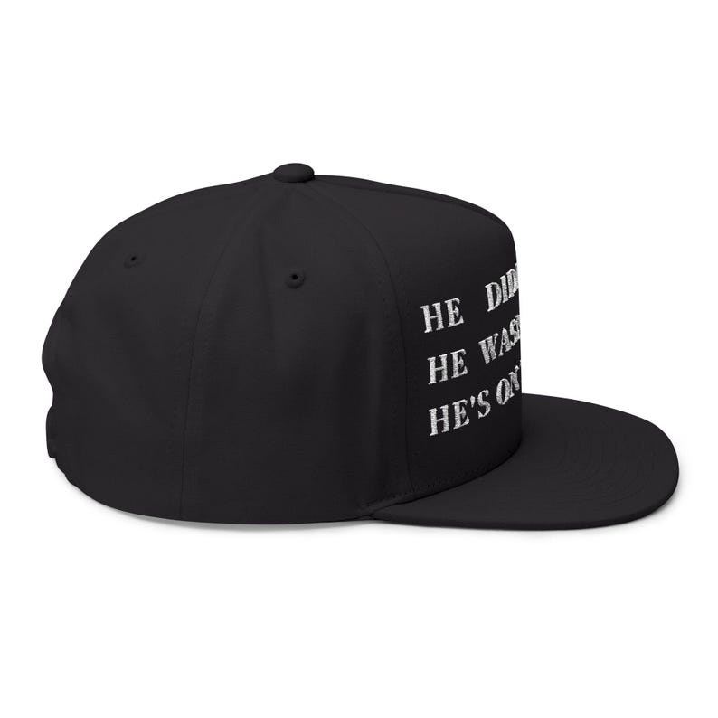 Gorra plana bordada. No ganó. No le dispararon. Está en la lista. Roja. Burlándose de Trump. Estilo MAGA. Equipo de protesta perfecto. Declaración satírica. Black