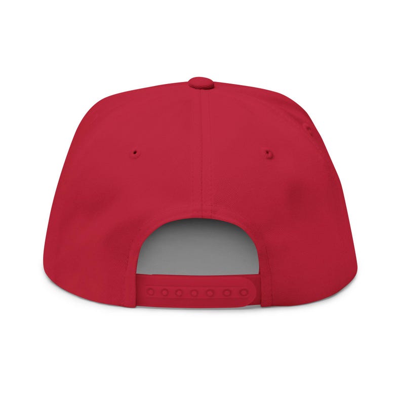 Gorra plana bordada. No ganó. No le dispararon. Está en la lista. Roja. Burlándose de Trump. Estilo MAGA. Equipo de protesta perfecto. Declaración satírica. imagen 9