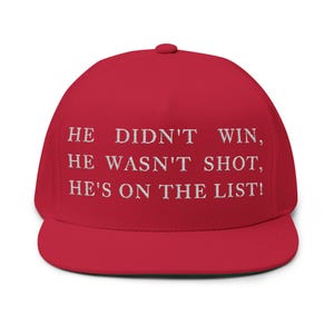 Gorra plana bordada. No ganó. No le dispararon. Está en la lista. Roja. Burlándose de Trump. Estilo MAGA. Equipo de protesta perfecto. Declaración satírica. Red