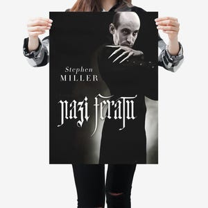 以下が含まれることがあります： ゴシック体の文字で「Nazi Feratu」と書かれた白黒ポスター。ポスターには「Stephen Miller」の名前と、長い鋭い爪を持つ男性の肖像画が描かれています。