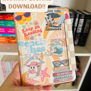 Könnte beinhalten: Eine Handyhülle mit Strandmotiv. Die Hülle zeigt Illustrationen einer Sonnenbrille, Blumen, Wellen und den Text "Keep on Reading" und "Beach Vibes". Die Hülle hat auch eine karierte Klappe.