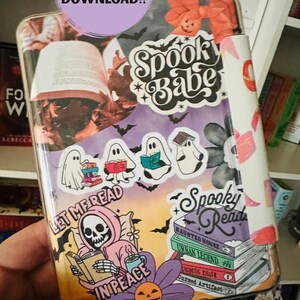 Könnte beinhalten: Ein digitaler Download mit einem gruseligen Design. Das Design umfasst Geister, die Bücher lesen, Fledermäuse und die Sätze "Spooky Babe", "Spooky Read" und "Let Me Read In Peace". Das Design befindet sich auf einer Handyhülle.