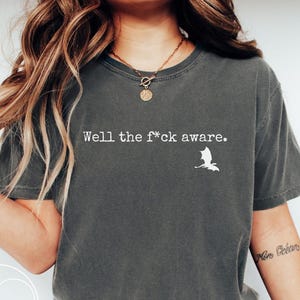 Camiseta "Well The Fuck Aware Xaden Riorson" | Camiseta "Citação da Quarta Asa com Cores Confortáveis" | Camiseta Engraçada com o Xaden Bookish | Presente "Violent Little Thing"