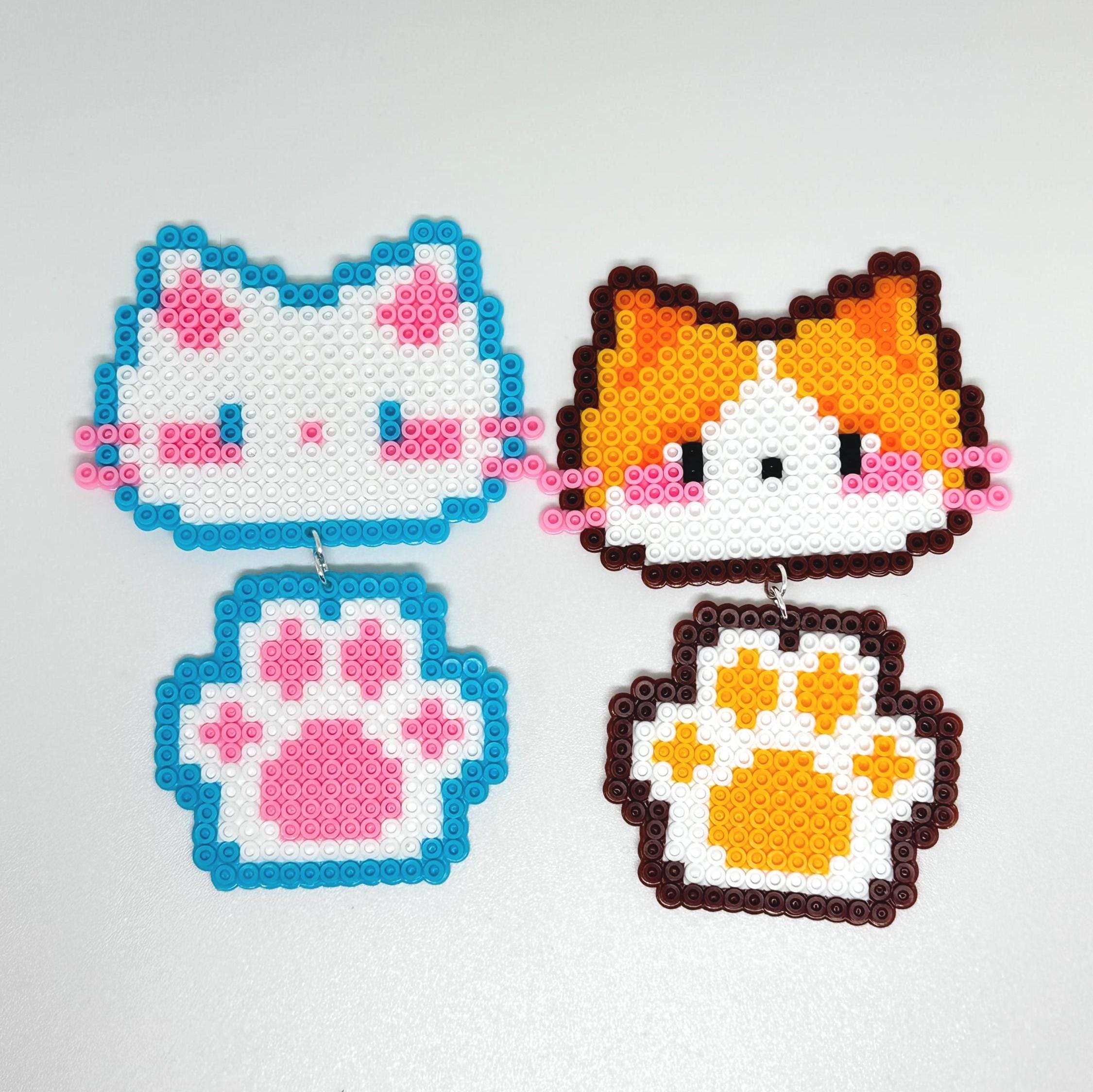まほゅり　手染めビーズ　塗装ビーズ　ペイントビーズ　猫チャーム Pixel Cat & Paw Perler Bead Charm | Handmade Keychain or Magnet - Etsy