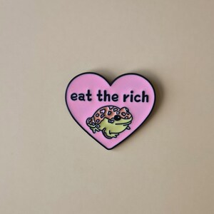 Eat the rich kikker emaille pin | Schattige speld met een boodschap