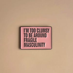 Rolig feministisk statement-nål | Jag är för klumpig för att vara i närheten av emaljnål med ömtålig maskulinitet
