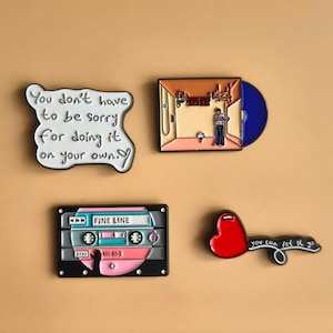 Pines esmaltados Harry Styles pin letras | Harry's house álbum matilda