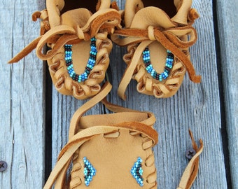 Baby moccasins ,  baby shower gift set ,  beaded leather moccasins , baby boy moccasins and bag