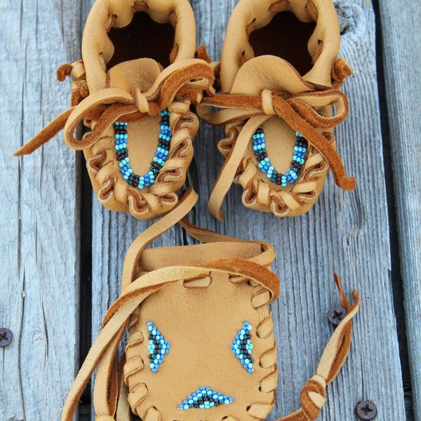 Baby moccasins ,  baby shower gift set ,  beaded leather moccasins , baby boy moccasins and bag