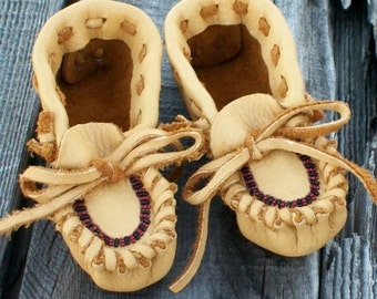 Beaded baby moccasins ,  toddler moccasins , soft sole shoes, leather moccasins , child's house shoe