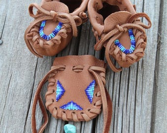 Beaded baby moccasin set, handmade newborn crib shoes, buckskin moccasins and medicine bag set