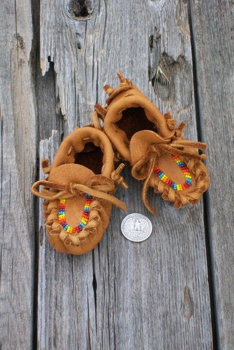 Handmade beaded moccasins , baby moccasins , beaded baby moccasins , custom moccasins , baby gift , unisex shoes , soft crib shoes image 3