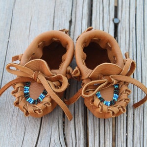 Beaded baby moccasins, newborn baby moccasins, baby shoes, 0-3 months baby moccasins, buckskin baby moccasins