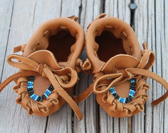 Beaded baby moccasins, newborn baby moccasins, baby shoes, 0-3 months baby moccasins, buckskin baby moccasins