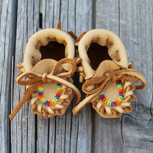 Beaded baby moccasins , baby moccasins , Infant moccasins