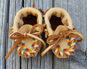 Beaded baby moccasins , baby moccasins , Infant moccasins