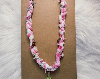 Collar con dije de fresa y pañuelo rosa