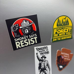 Adesivo “Resist” do Urso Smokey – Defenda Terras Públicas e Proteção Ambiental | smoky diz resist